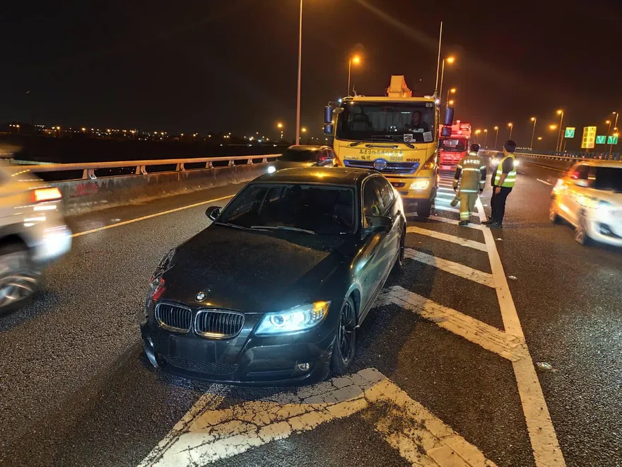 國8台南段詭異車禍！2車撞爛車殼毀　1駕駛竟離奇消失