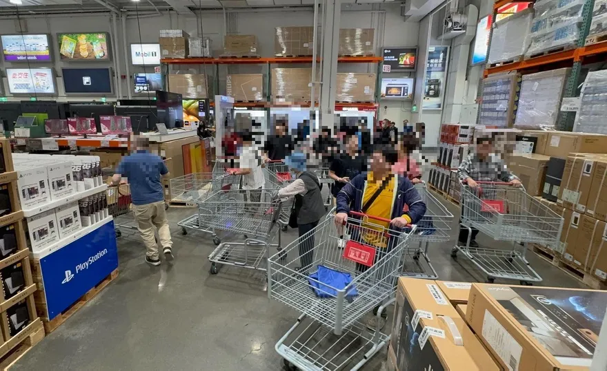 影/直擊！好市多內湖店黑5首日200人搶排　iPhone一開門就搶光