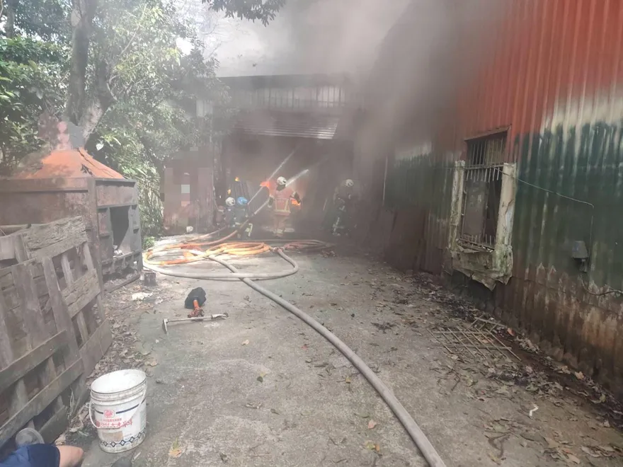 影/汐止夢湖旁工廠大火竄黑煙　200坪燒毀、2男嗆傷