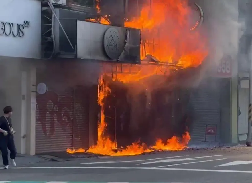 影/直擊！逢甲商圈店面大火「捲上2樓」　24歲男受困獲救