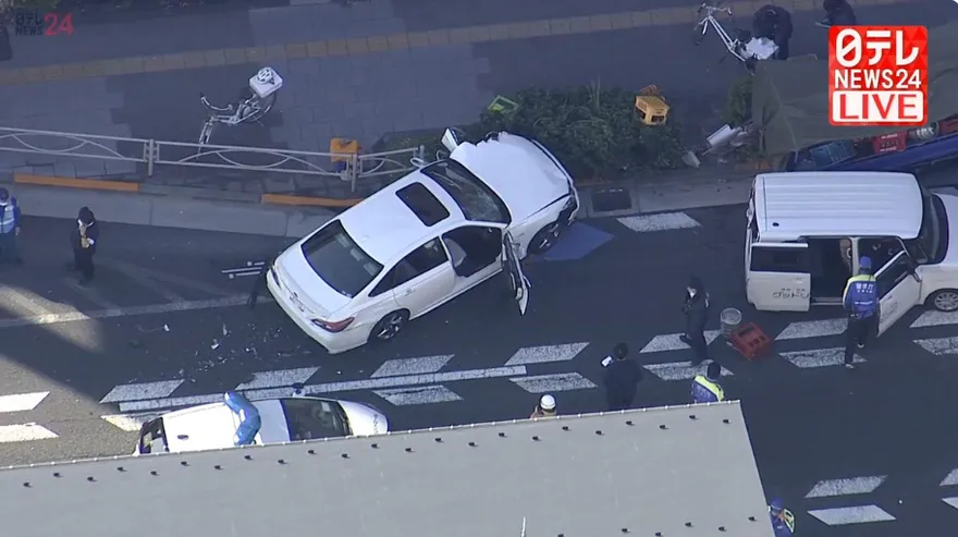 影/轎車衝上東京人行道！11人遭撞2命危　肇事駕駛逃逸被逮