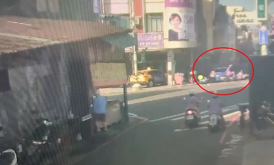 影/保齡球式撞擊！高雄75歲翁暴衝　鏟飛5機車畫面曝