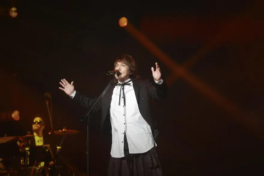 伍佰揪萬名歌迷嗨跳波浪舞　驚喜預告巡演有望重返台北