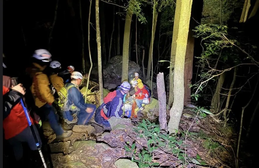 男子登苗栗加里山腳踝脫臼　消防員接力8小時漏夜搬下山
