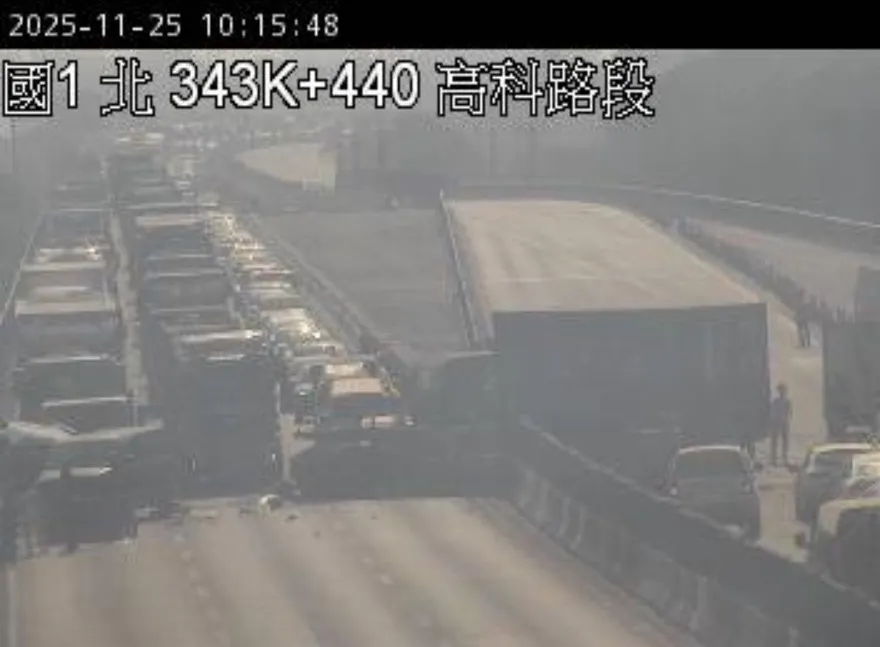 影/國1高科段大小車嚴重追撞翻覆　「南北向全封閉」慘烈直擊