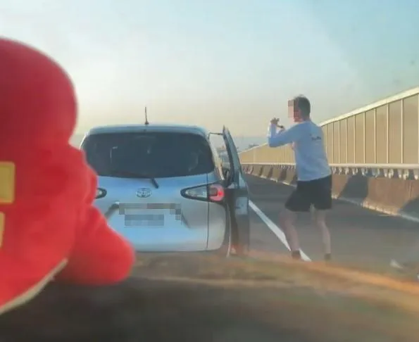 影/國6大塞車！外籍男突下車「站路肩跳舞」　畫面曝光