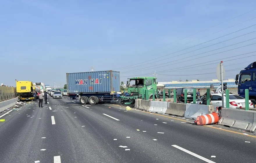 影/國1煉獄！「二氯乙烷」罐車4追撞4傷　紫爆20公里