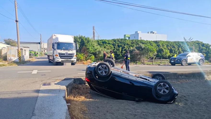 影/把「陰影當成馬路」　彰化賓士休旅栽進田裡烏龜翻