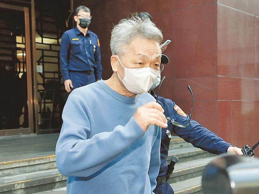 陳歐珀500萬交保後首出庭！一頭散亂白髮理好了　戴帽子遮掩