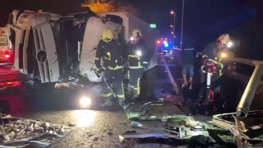 影/慘烈！國3烏日段「聯結車翻覆」　路面變成飲料海