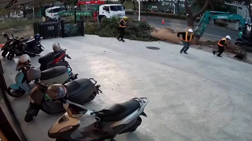 影/整條街都是瓦斯味！台中挖樹挖斷管線　消防拉水線防護