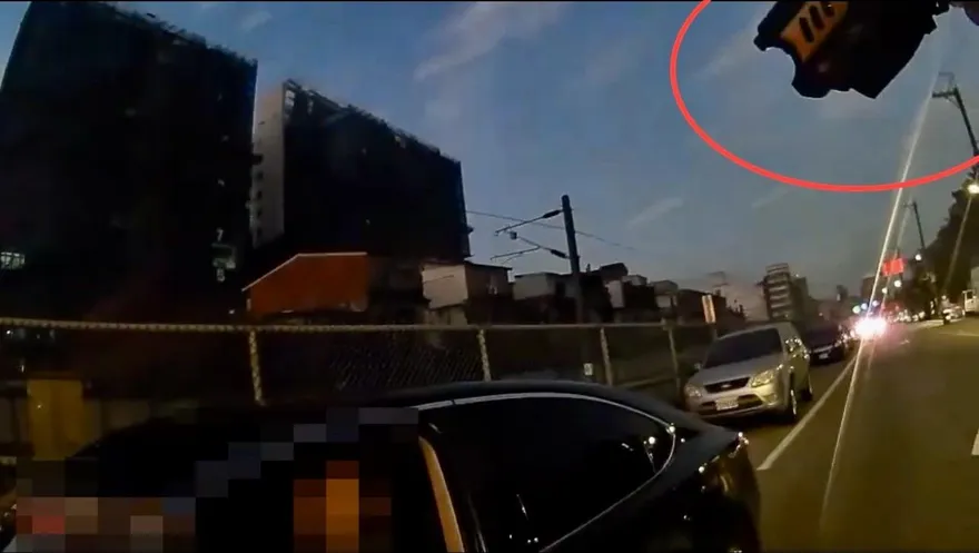 影/女警所長攔查超載白牌車　拔電擊槍活逮5逃逸移工