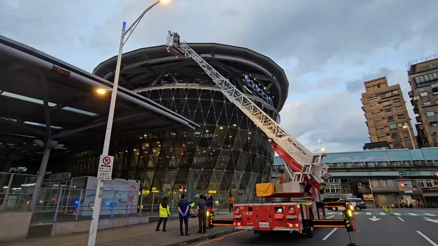 影/玩命片！基隆毒蟲拒檢「衝平交道、棄車爬火車站屋頂」