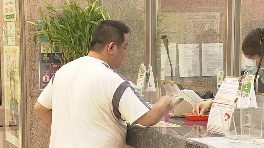 普發1萬領現爆塞車！郵局系統異常　民眾苦等大排長龍