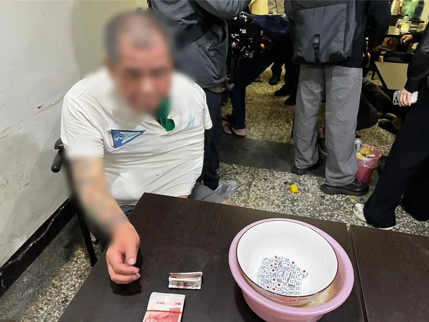 剛領普發、車禍斷手！淡水男握著碗公就是要「十八仔」