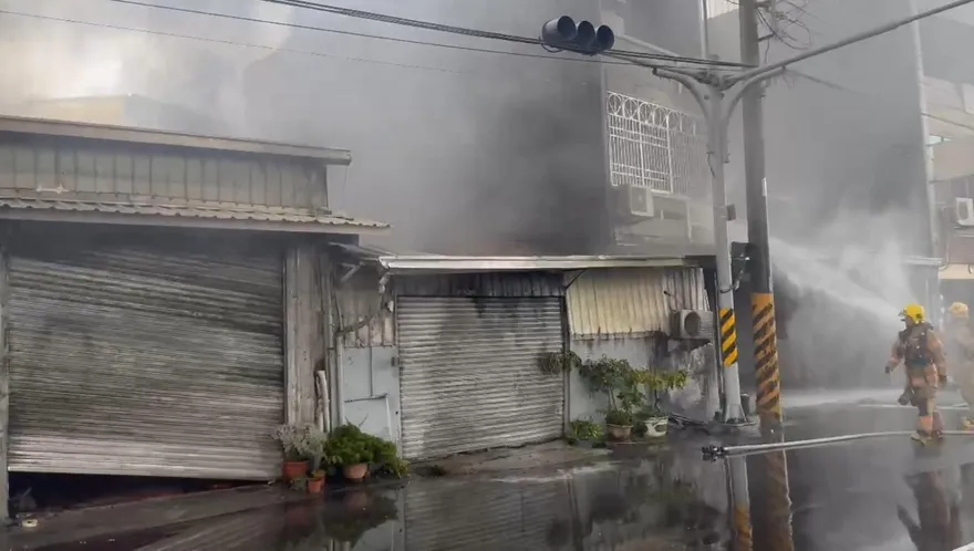 影/台南鐵皮倉庫火警！2民宅慘遭火舌延燒