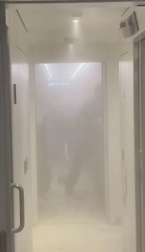 影/又是乘客鬧事！男持滅火器自強號車廂亂噴　旅客當場壓制