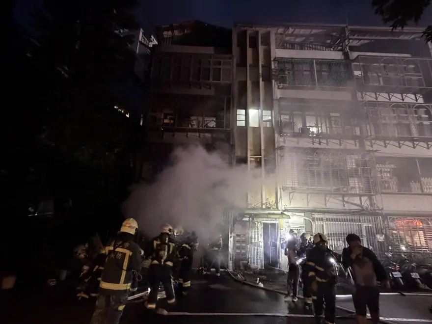 影/北投人氣冰店「水龜伯」旁驚見大火！「濃煙狂竄」60勇消灌救