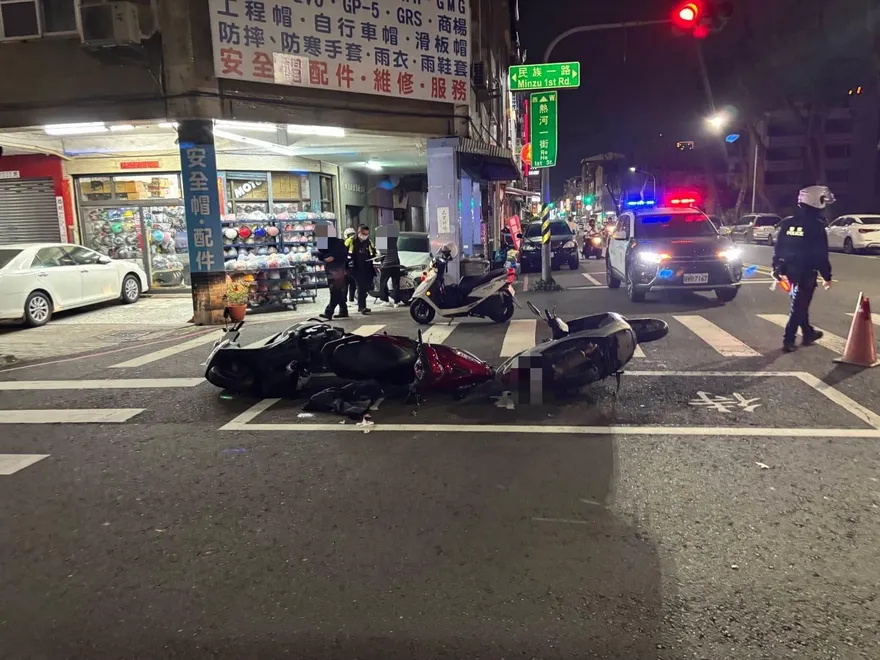 影/高雄阿伯突右切！後方騎士撞噴「臉著地」濺血送醫