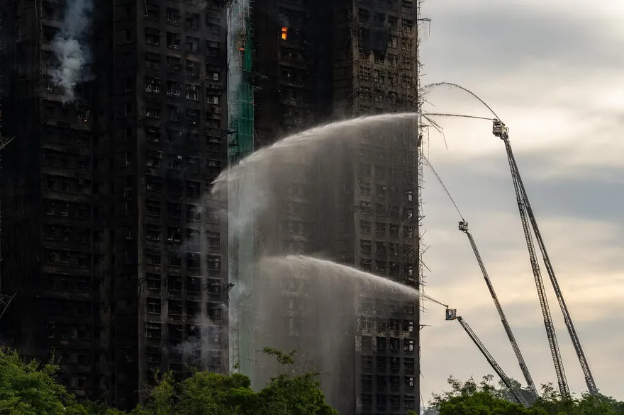 港大火妻受困23樓！尪急Call電話教她「濕毛巾掩嘴」脫困