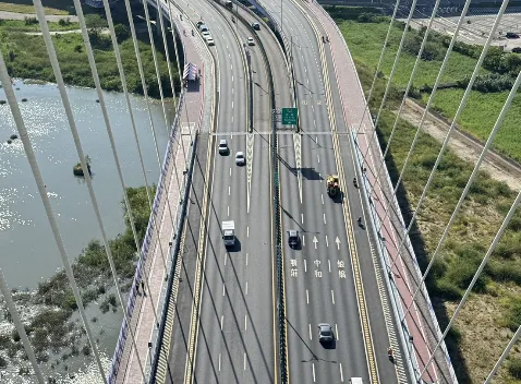 新北大橋機車彎道改善工程完成！打造以人為本降低通勤風險