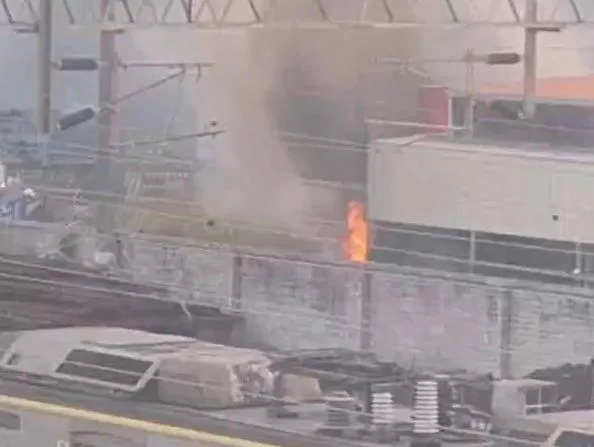 獨/竹南車站驚見大火！「烈焰繞屋」驚悚畫面曝光