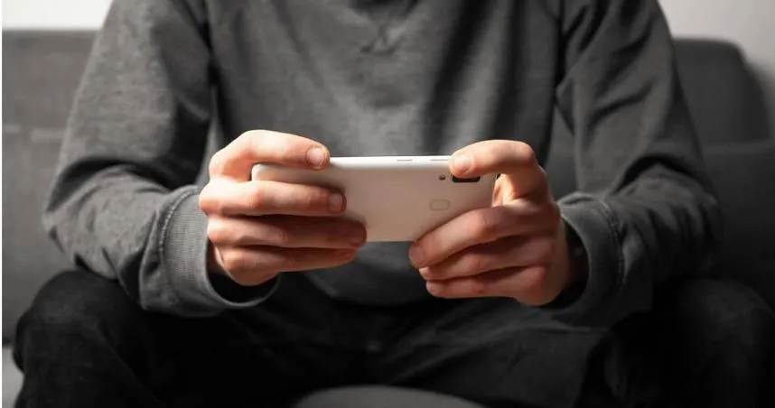 35歲男熬夜打電動爆眼中風　醫示警：錯過90分鐘恐永久失明