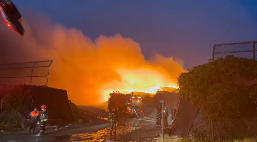 花蓮垃圾掩埋場爆大火！濃煙竄天　恐怖火海延燒