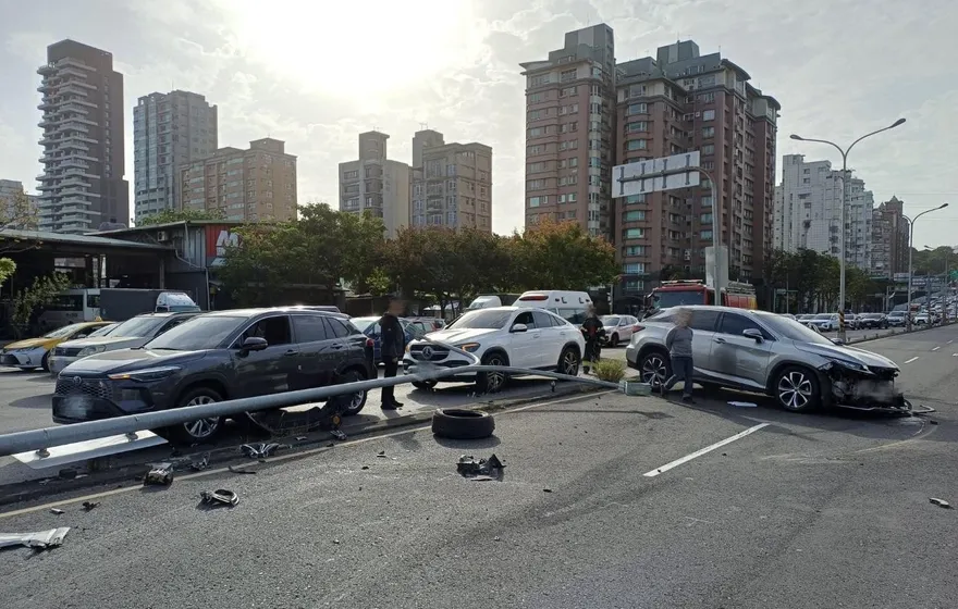 影/北市翁駕車衝分隔島撞斷路燈　對向3車遭波及