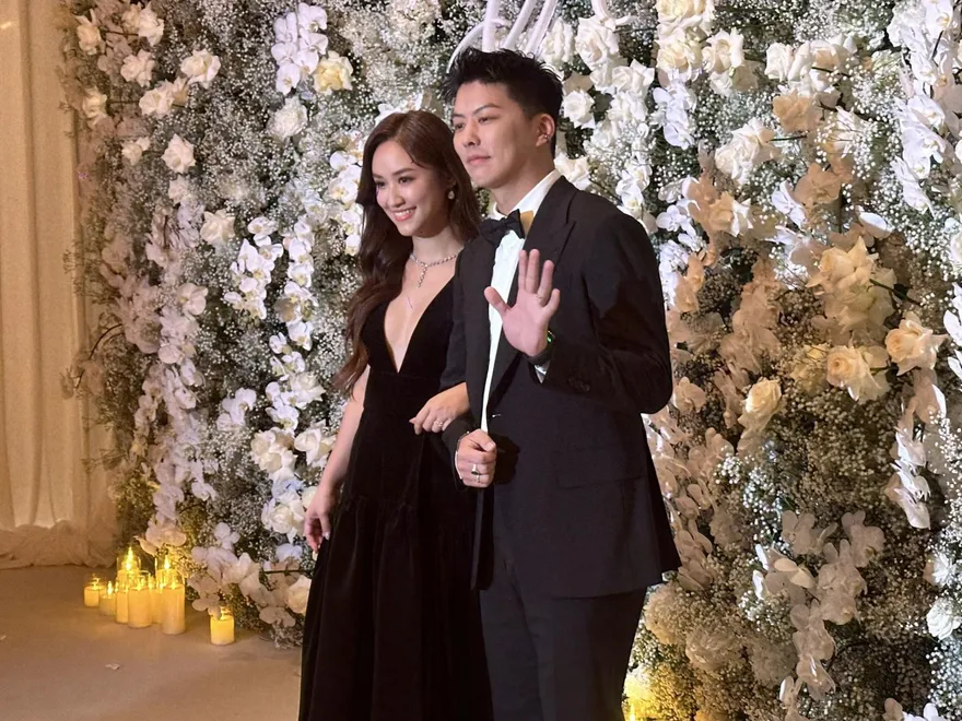 直擊/Sandy深V現身世紀婚禮！帥尪讚婚姻生活很滿意　鬆口第三胎計劃