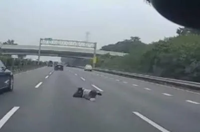 國道嚇瘋！前車駕駛突「跌出車外」　後車急閃甩尾險翻車
