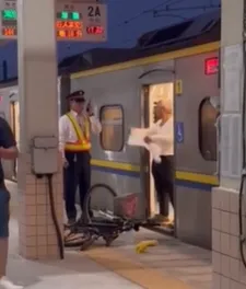影/台鐵永康站超狂乘客！怒摔腳踏車「阻擾列車發車」