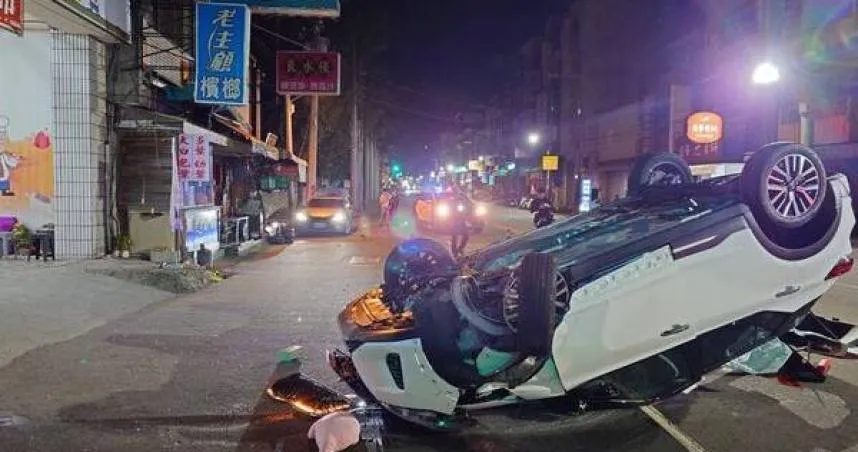 台中酒駕自撞！整車四腳朝天翻覆　女駕駛爬出車外狂吐