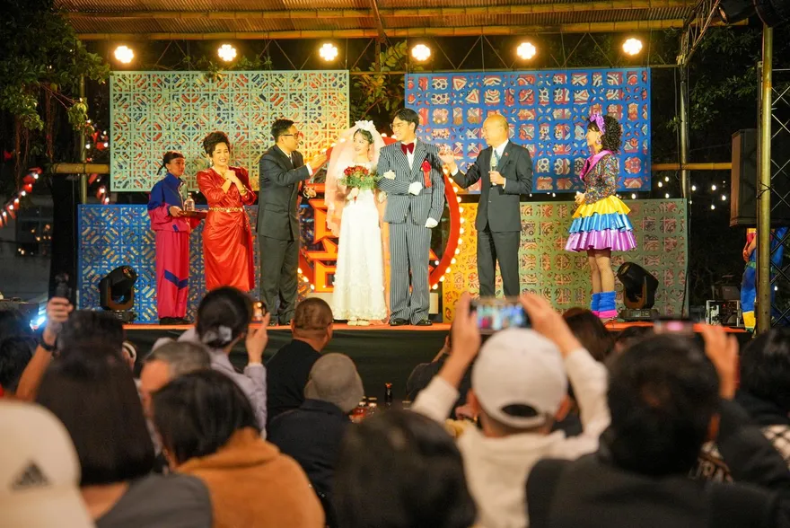 韓國瑜帶98歲母親看《一村喜事》　意外上台當叔叔獻唱、自嘲職業病