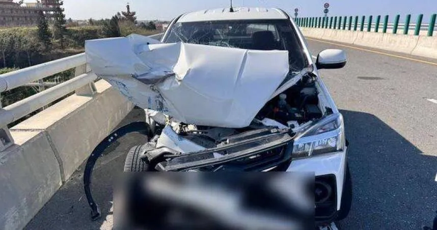 台61彰化段驚險追撞！皮卡撞上故障貨車　駕駛受傷送醫