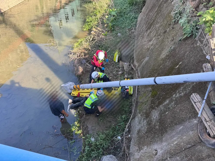 影/頭份女駕駛失控撞燈桿　無辜夫妻慘遭波及摔進大排