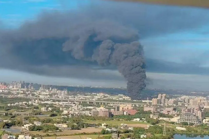 影/悚！桃園蘆竹工廠大火「電纜狂燃、巨量黑煙衝天」