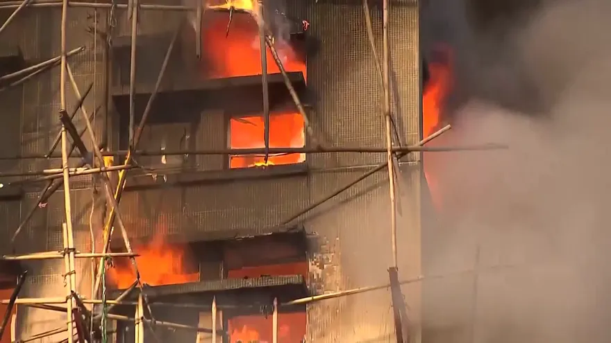 影/就是不怕？網爆料又有工人「吞雲吐霧」　影片曝光港人炸鍋