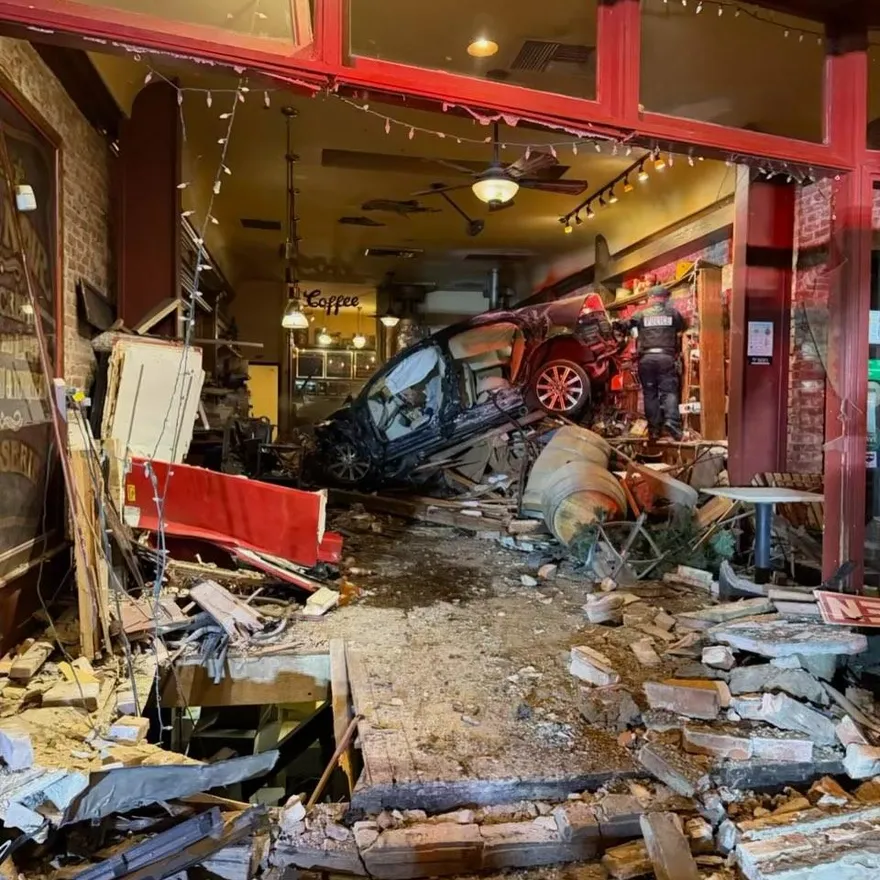 舊金山9旬翁「駕車暴衝撞進咖啡店」　店面全毁駕駛重傷