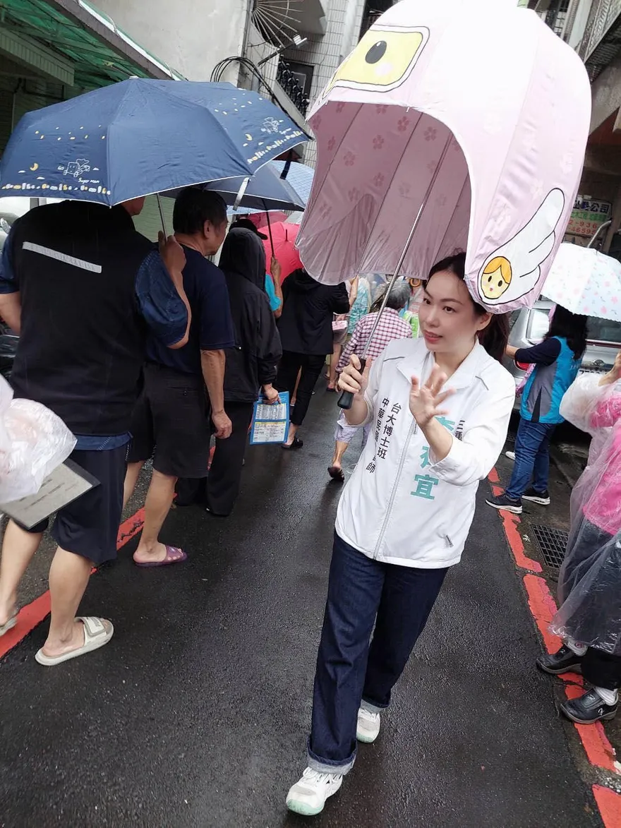 不敵「金門曉姐姐」？民眾黨發言人李有宜閃電退黨！