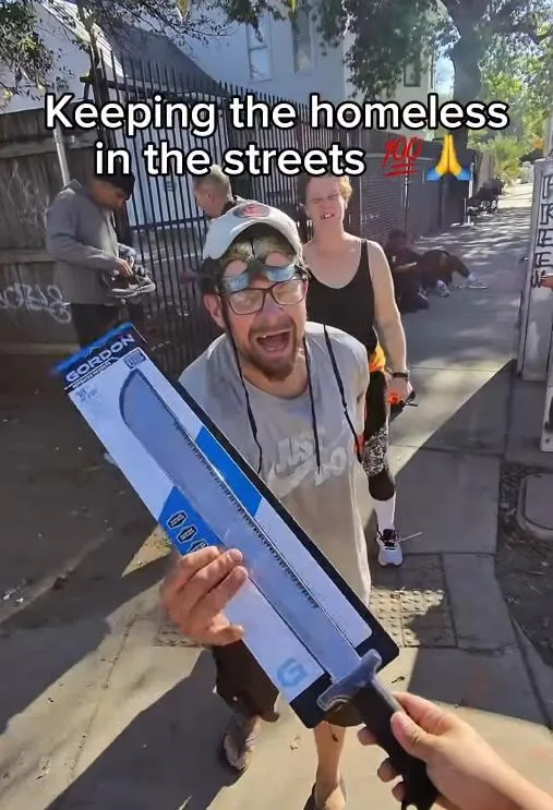 影/美網紅巡迴各地發開山刀和酒精給街友　稱「保障他們安全」