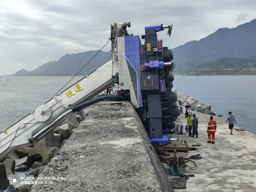 影/台東吊車翻覆入海又燃燒　1命危1重傷