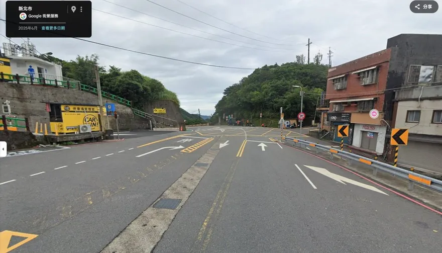 瑞芳102縣道「右車道禁右轉」從中間切　網轟：搶錢陷阱