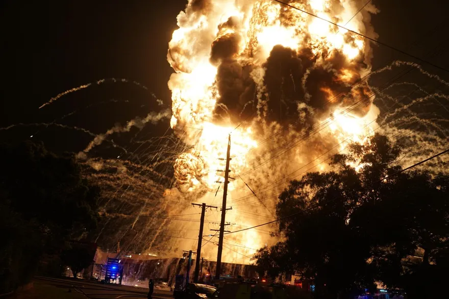 影/雪梨垃圾回收工廠大火釀爆炸　水泥塊飛濺畫面駭人