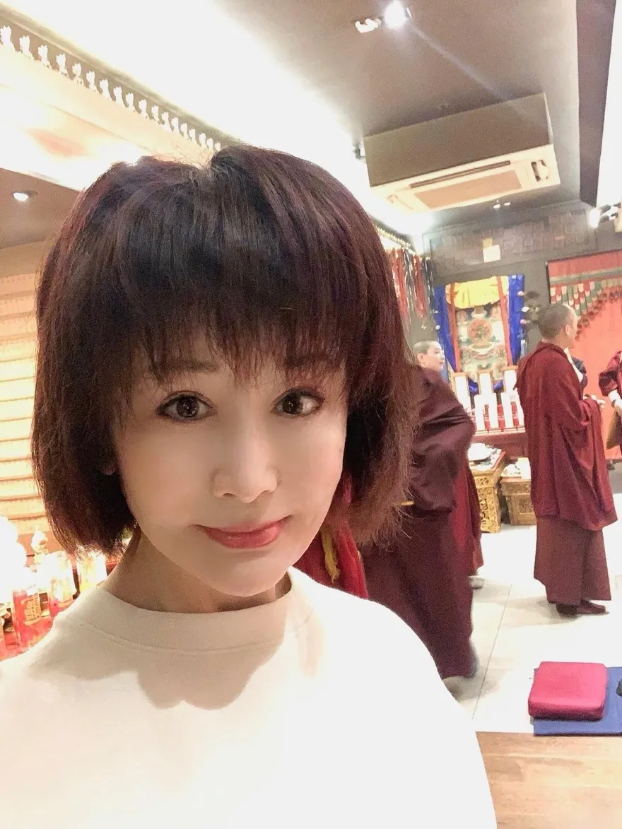 潘迎紫親赴香港大火祈福法會！跪地捻香「願眾生離苦得樂」