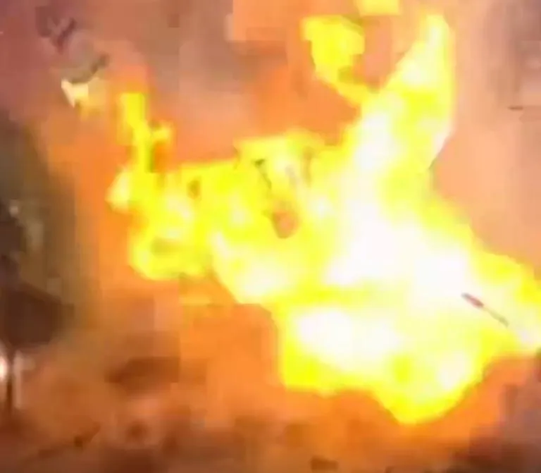 影/湖南煙火零售店突爆炸！汽車慘被「炸上天」恐怖畫面曝光