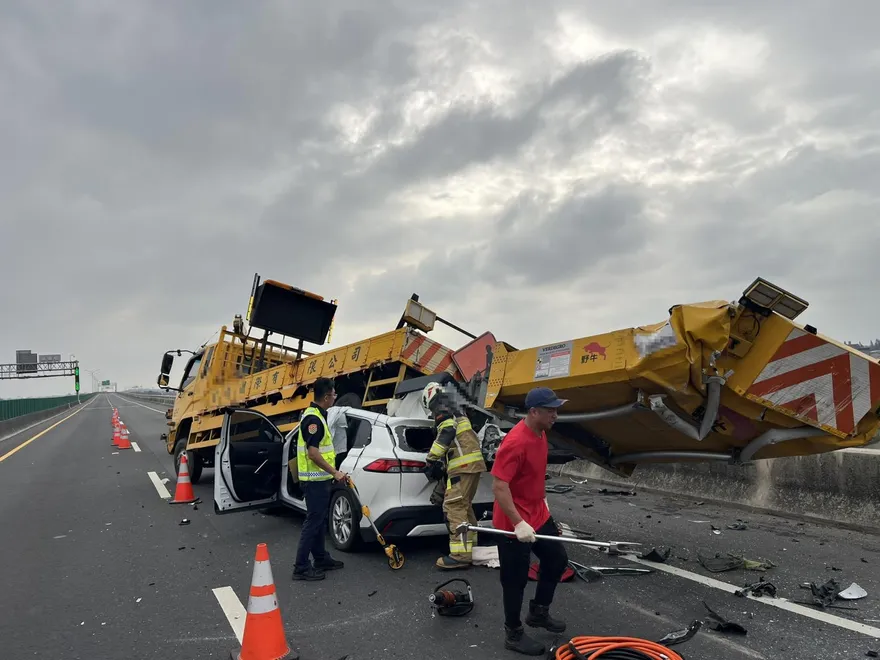 休旅車猛撞台61工程車「插入車底」！22歲男駕駛命危搶救