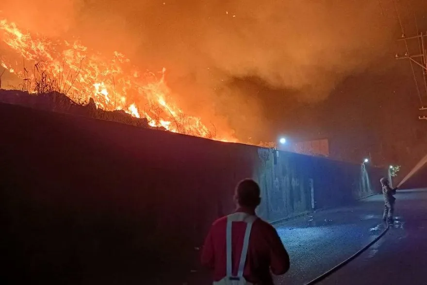 趕快關窗！台南安南區城西爆掩埋場大火　20公尺高垃圾堆狂燒不止