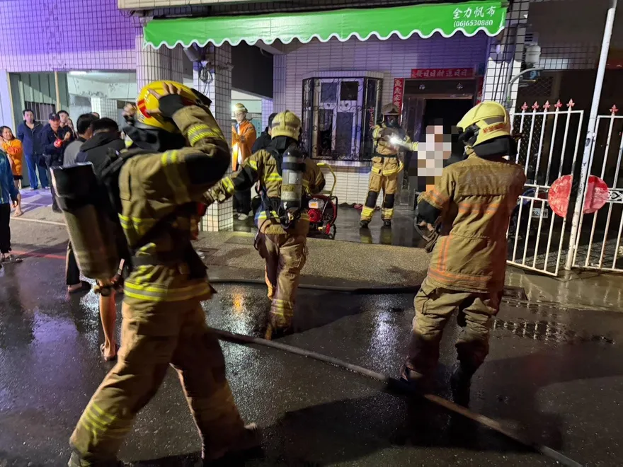 台南新營「民宅大火」！黑煙竄「2童慘受困」