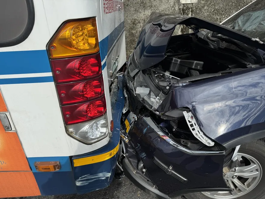 疑恍神肇事！北市保大警車「撞擊公車」嚴重毀損